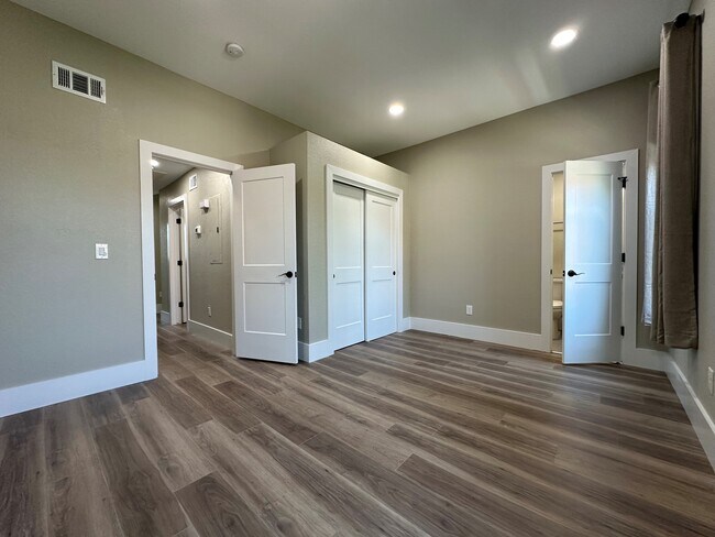 Dormitorio principal grande con baño privado. - 206 W 5th Ave