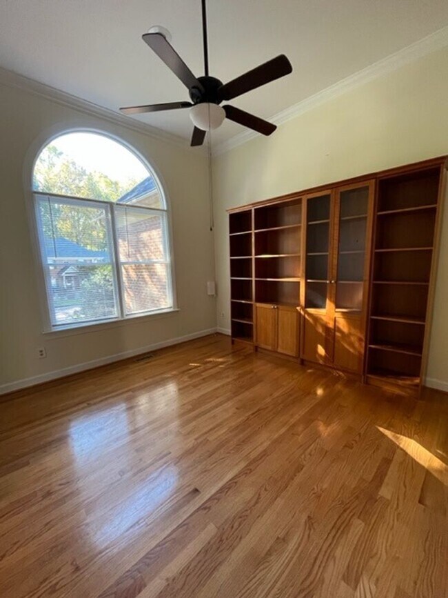 Foto del edificio - Gorgeous, updated 4 bedroom 2 bathroom hom...