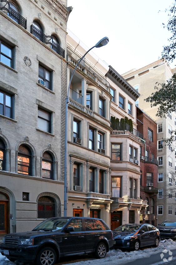 Building Photo - 304 W 76th St
