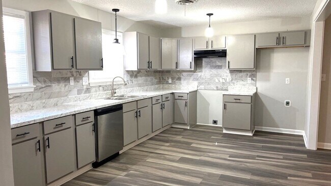 Foto del edificio - Newly Rehabbed 4bedroom 2 bath Home in Mem...