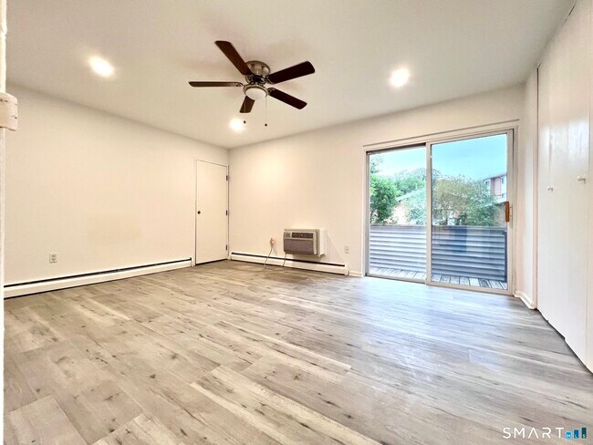 Foto del edificio - 208 Flax Hill Rd