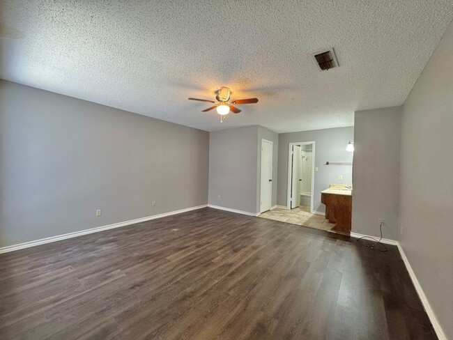 Building Photo - BRO306-308