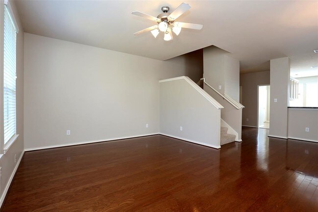 Building Photo - 922 E Heights Hollow Ln