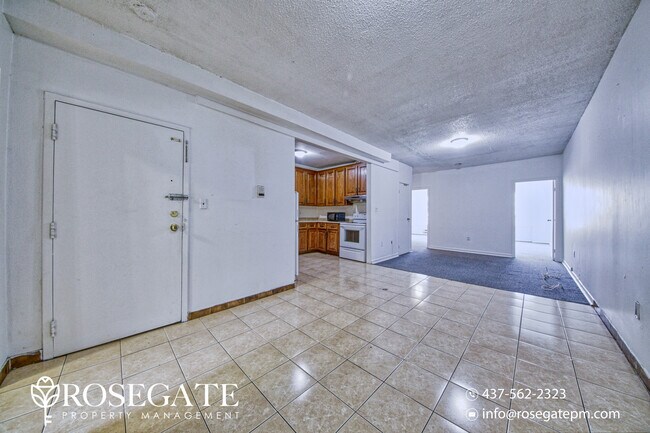 Photo du bâtiment - Spacious 3-Bedroom Apartment with Water & Gas Included in Toronto