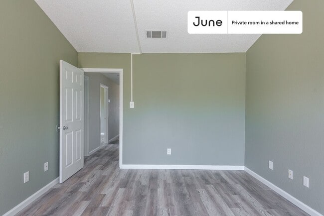 Building Photo - Room in Shared 2 bed/2 bath home