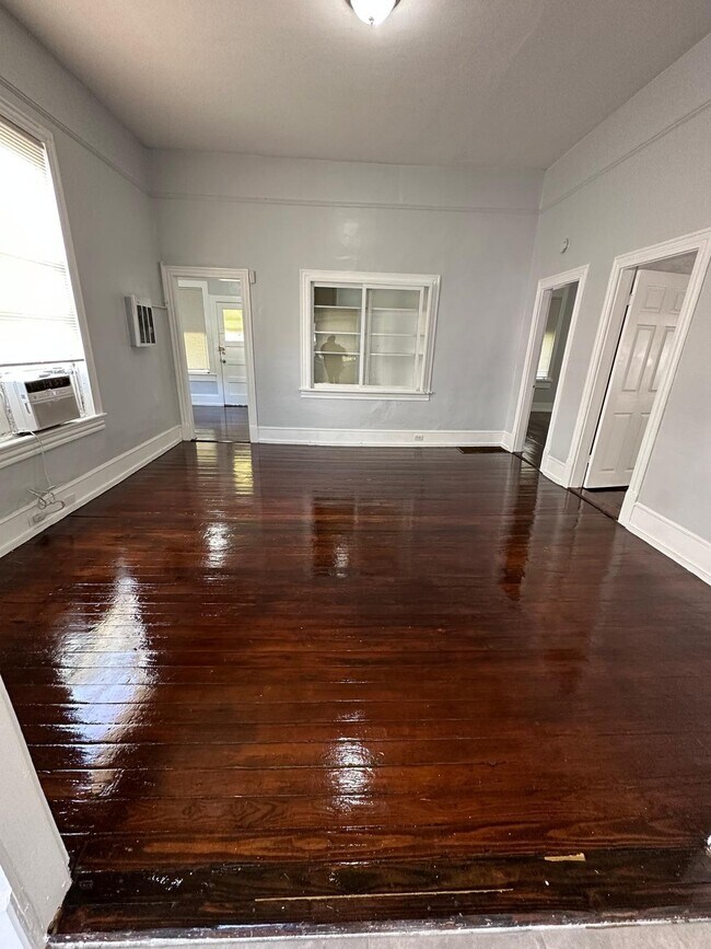Foto del edificio - 130 E 5th St