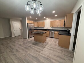 Building Photo - 5995-5995 Hanson Ct
