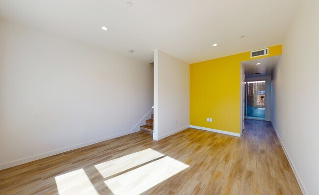 Building Photo - 314 N Chicago St