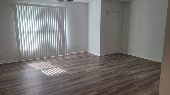 Building Photo - 3/2/1 Completely remodeled unit! Available...