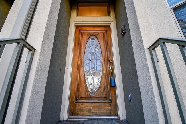 Building Photo - 118 Detering St