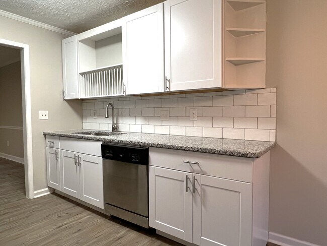 Eat-in kitchen, new dishwasher - 2794 New South Dr
