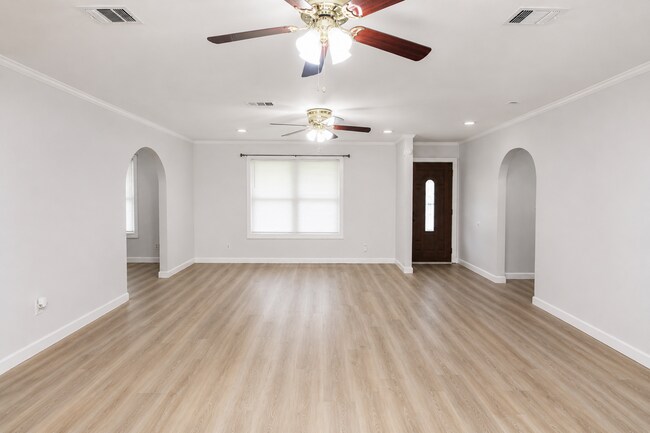 Foto del edificio - Spacious 4BR, 2BA Central Pensacola Home on a Large Corner Lot with Sunroom & 2-Car Garage