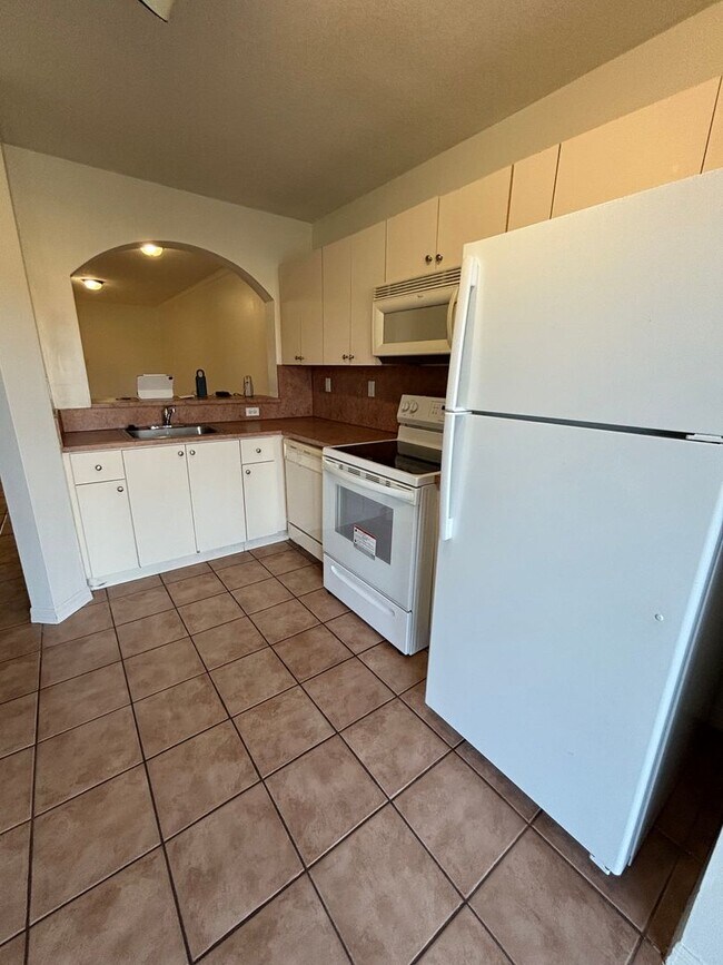 Building Photo - Beautiful First-Floor Condo with Lake View in Homestead