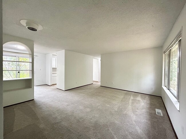 Foto del edificio - Bright and Open 3 Bed, 1 Bath House!