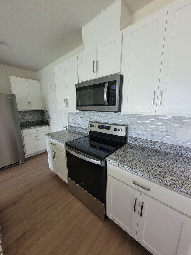 Foto del edificio - Brand New 3 bed 2.5 bath in beautiful Mirabella neighborhood in Davenport