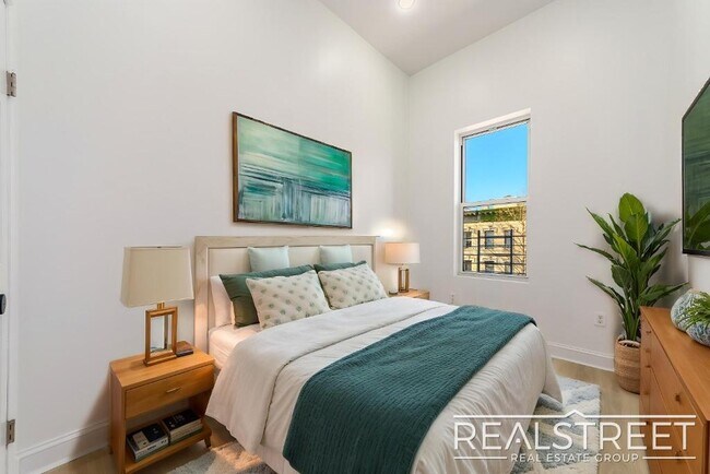 Foto del edificio - Newly Renovated Spacious 4 Bed 2 Bath in Bed Stuy!