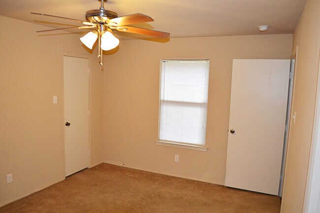 Foto del edificio - Inviting 1-Bed, 1-Bath Duplex with Fenced Backyard