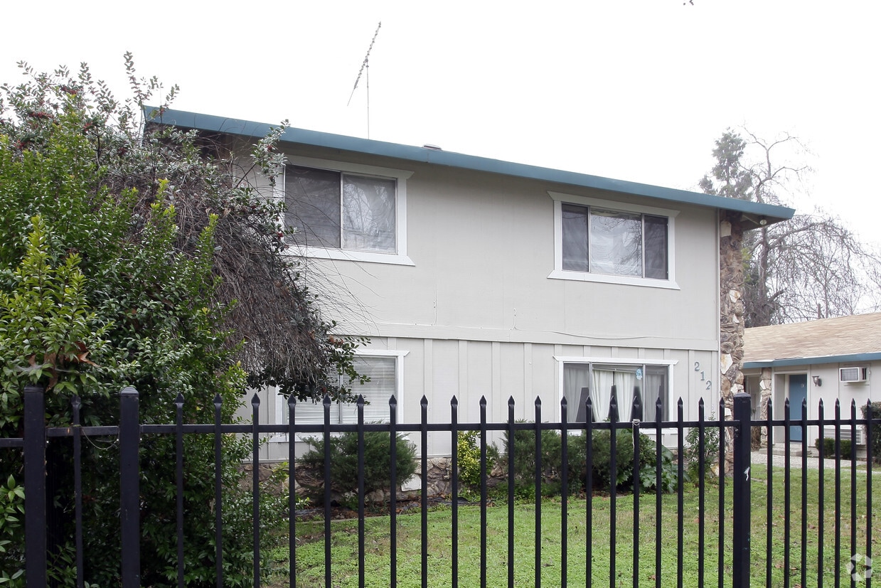 Building Photo - 212 B St