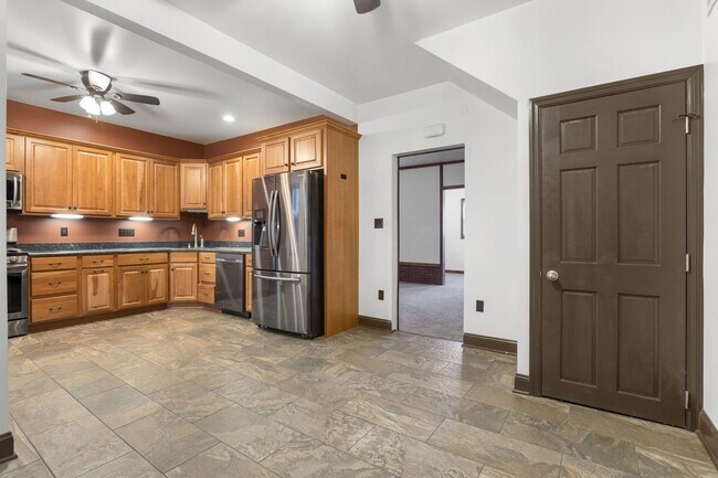 Foto del edificio - Large Updated 3 bedroom with Central Air