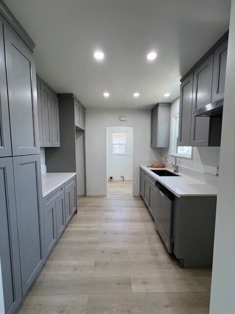 Kitchen - 418 N Glenwood Plz