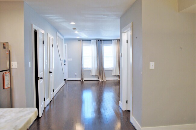 Building Photo - 2803 Buena Vista Ter SE