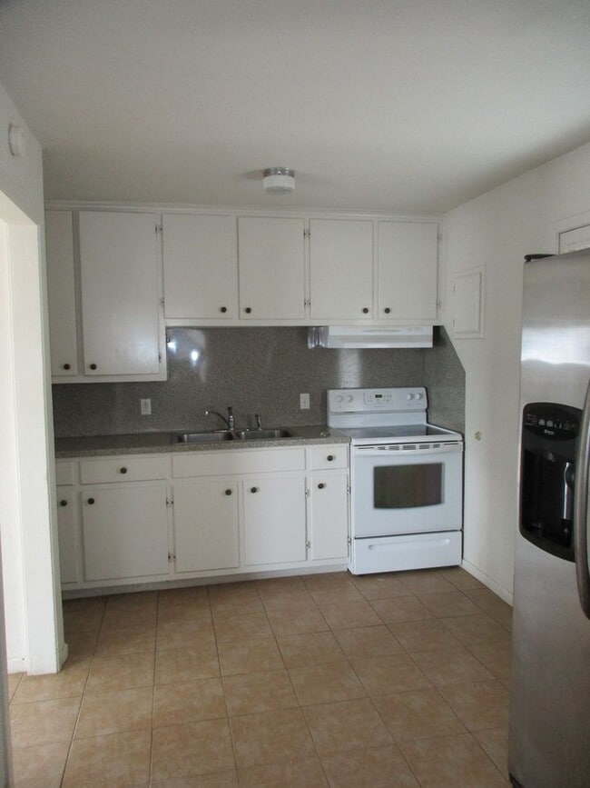 Building Photo - 2/1 Home Close to Key Avenue