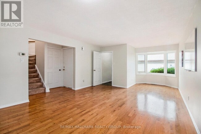 Building Photo - 3050-3050 Victoria Heights Crescent