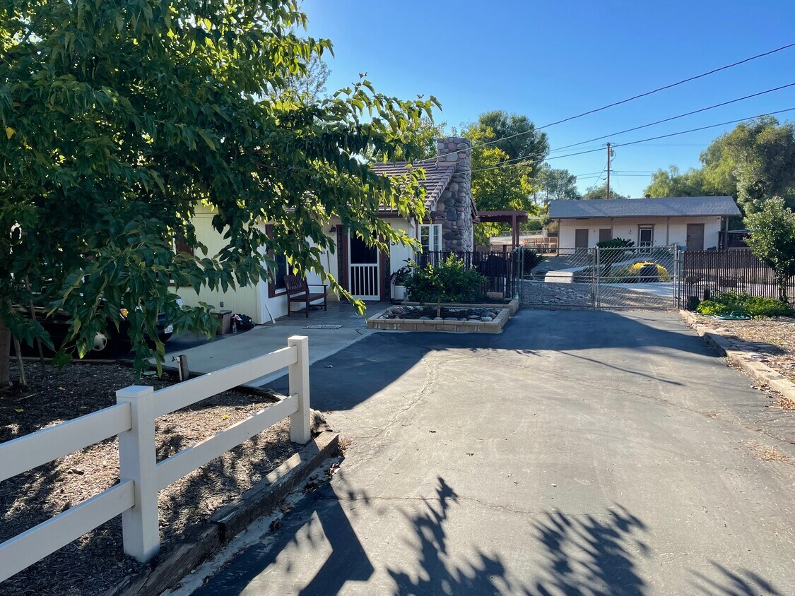 Primary Photo - 3145 E Victoria Dr