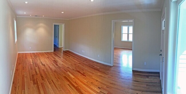 Building Photo - Beautifully completely remodeled home in g...