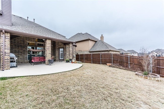 Building Photo - 8206 Fallbrook Dr