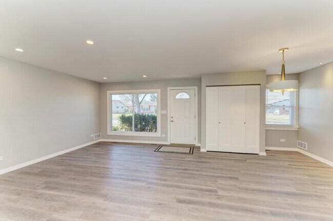 Foto del edificio - 935 Elmwood Ln