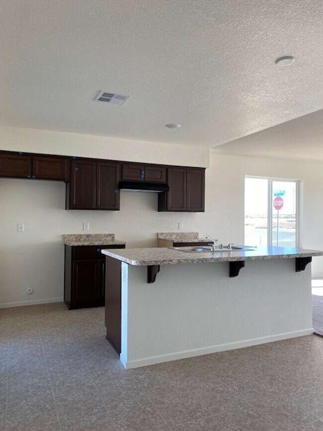 Foto del edificio - Corner Lot