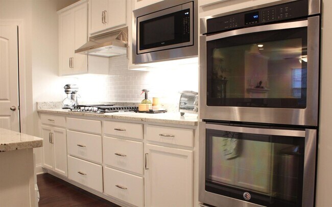 Building Photo - Low Maintenance All Brick Home!