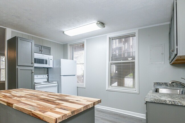 Foto del edificio - Beautifully renovated 2nd floor, 2 Bdr 1 bath unit in Maryville, TN - Available Early 2026!!