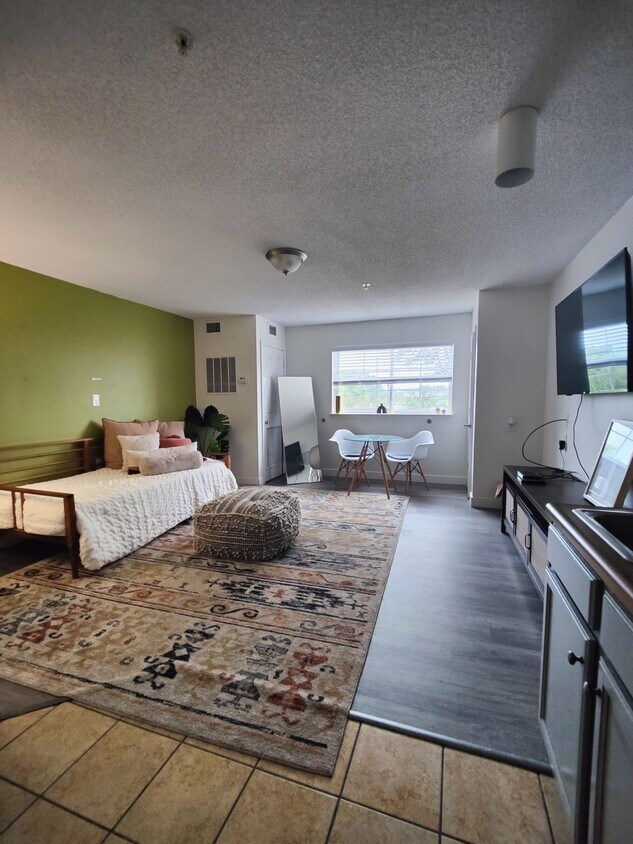 Foto principal - FIRST MONTH FREE- 1BD/1BA Apt- Recently Re...