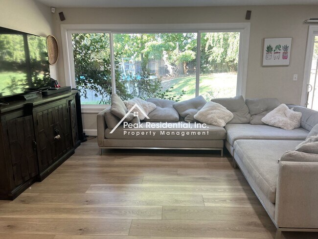 Foto del edificio - Wonderful Orangevale 3bd/2ba Home with Spacious Yard!