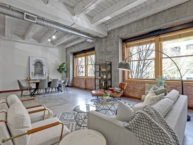 Foto del edificio - Historic Chown Pella Building - east facing Pearl District loft w/parking/rooftop deck