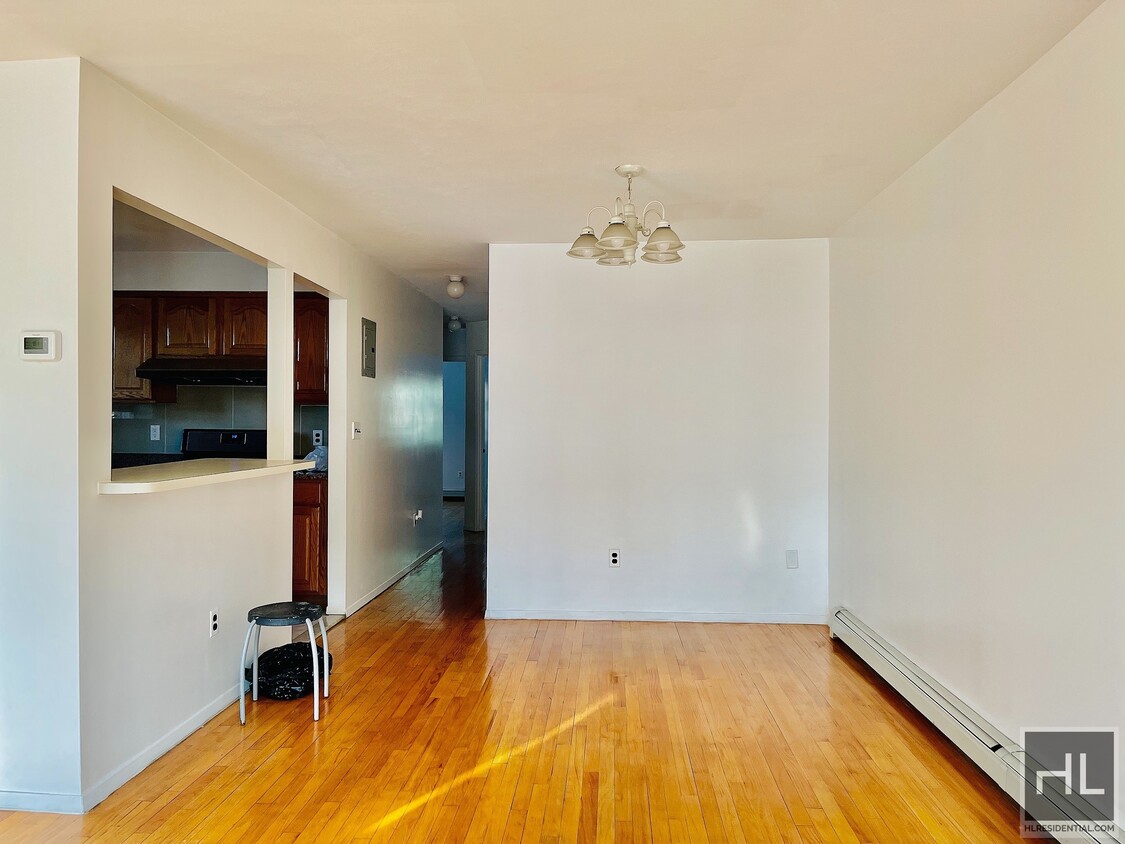 Primary Photo - 219 Bay 44th St