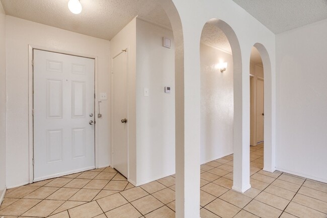 Building Photo - Bright and Functional 4-Bedroom Home with ...