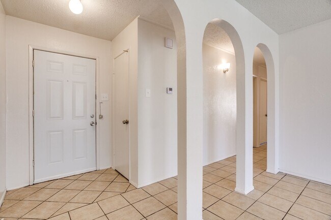 Foto del edificio - Bright and Functional 4-Bedroom Home with ...