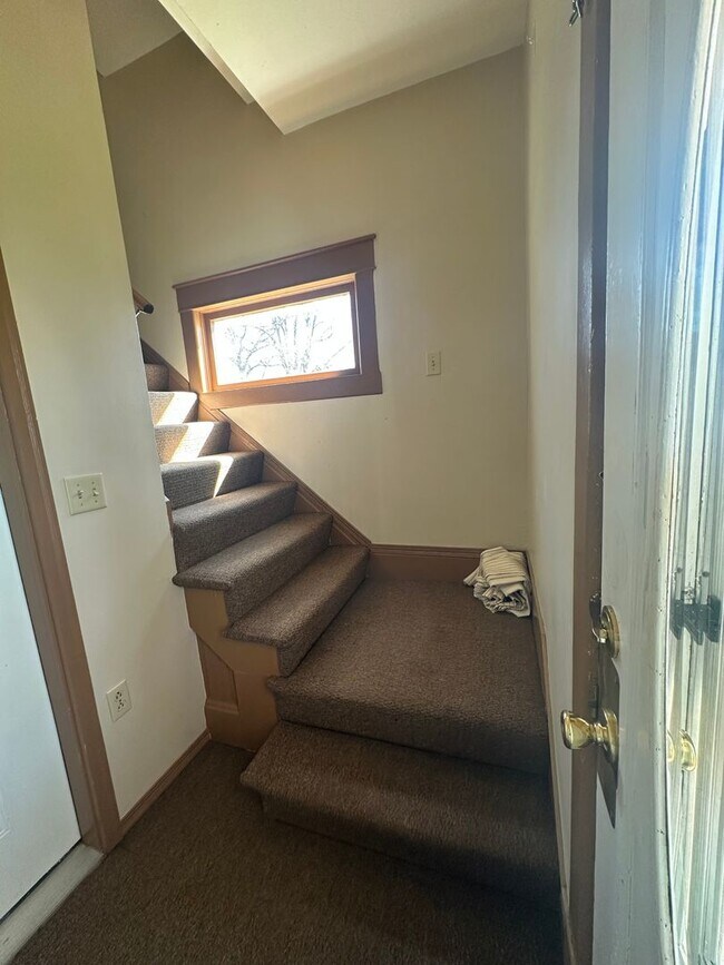 Foto del edificio - Peteyboy Properties LLC-437 W Jackson A &amp; B