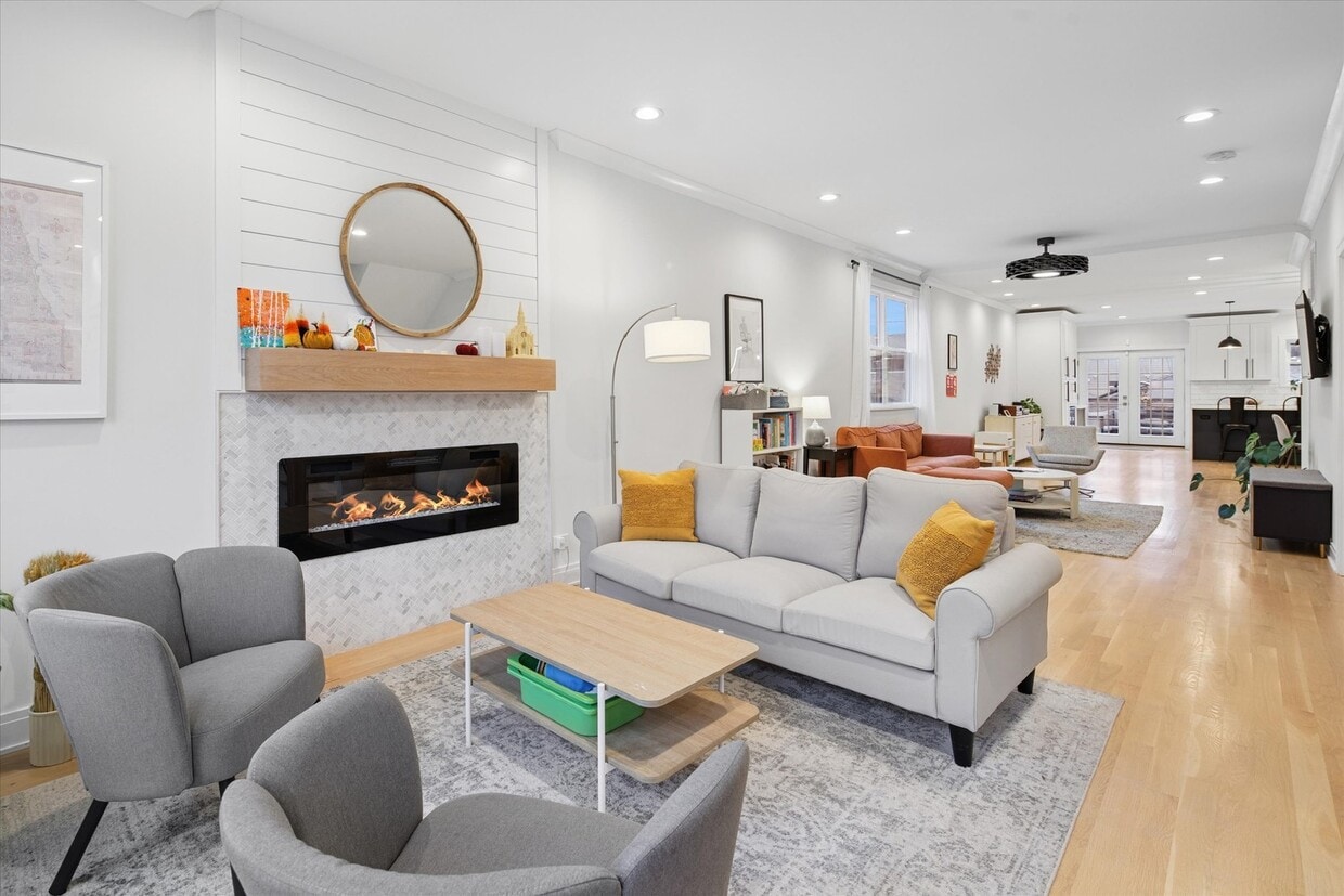 Foto principal - 5240 W Winnemac Ave