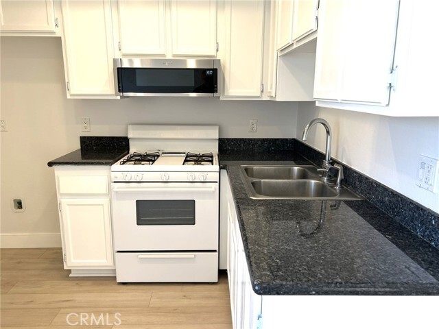 Foto del edificio - 13906 Breezeway Dr