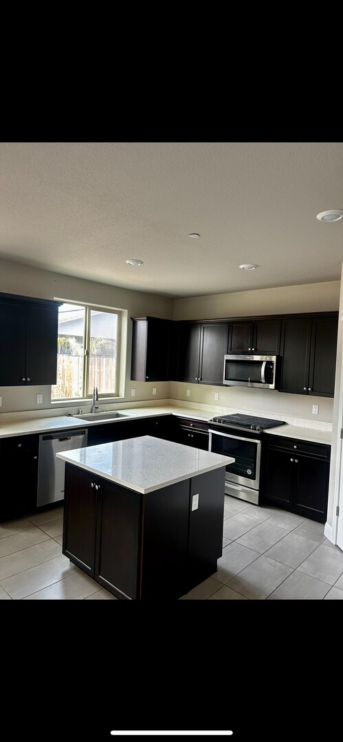 Building Photo - Single Family Home