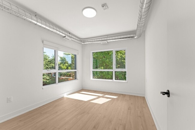 Building Photo - 47 Wellington St