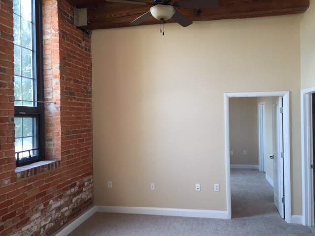 Building Photo - 251 Rocketts Way