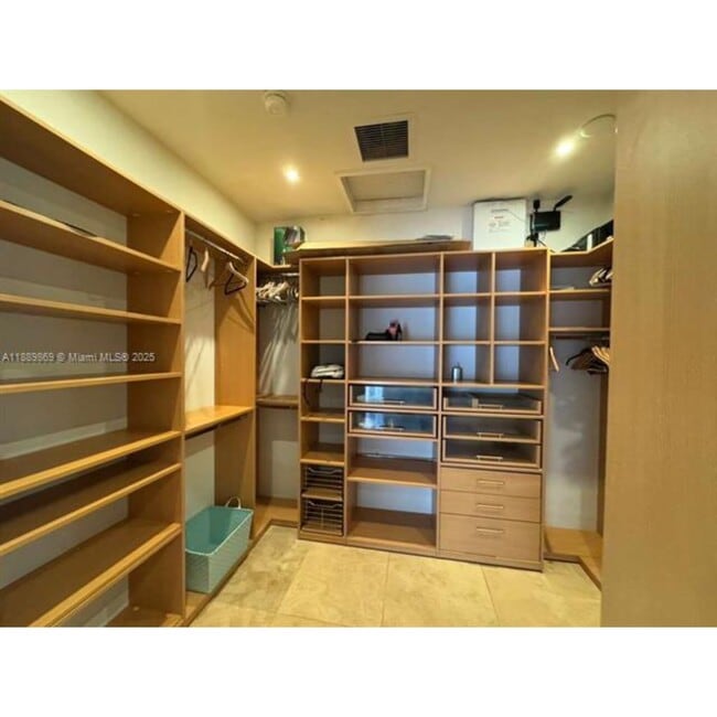 Building Photo - 6015 Pine Tree Dr