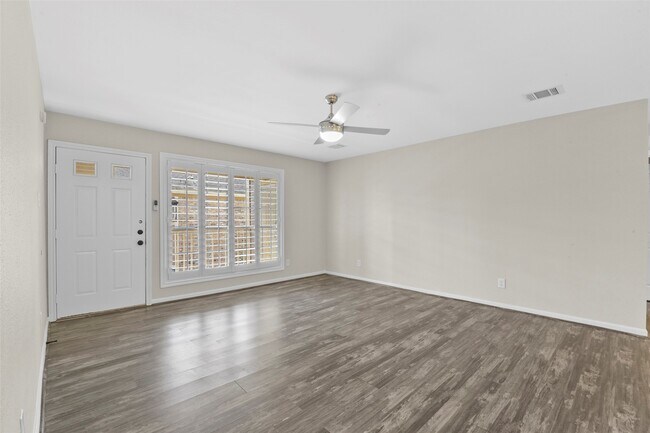 Building Photo - 1311 Antoine Dr