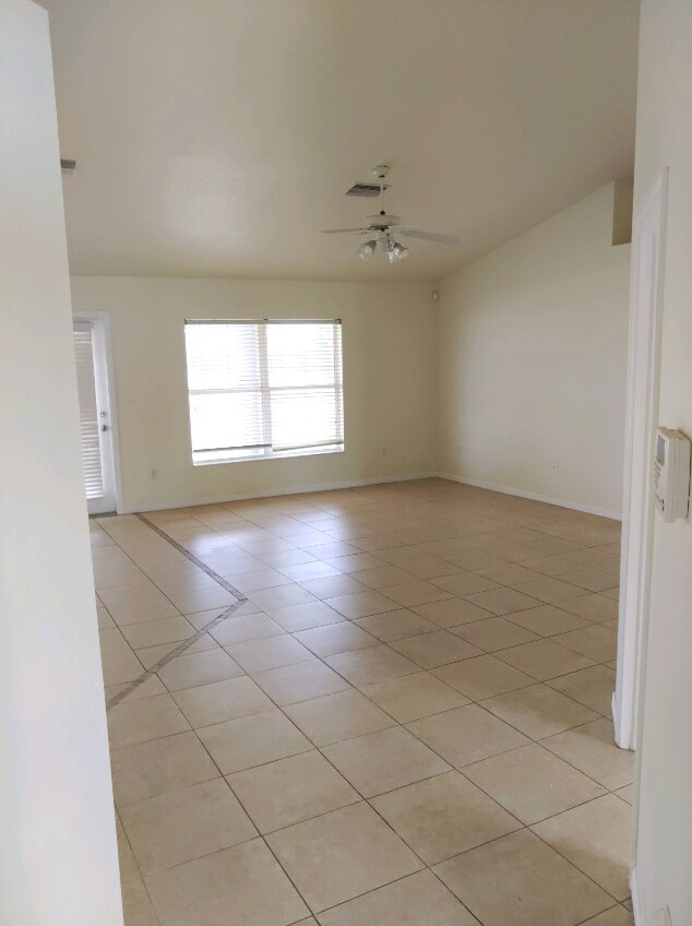 Foto del edificio - 2415 NW 8th Pl