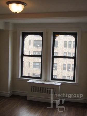 Building Photo - 242 E 72nd St